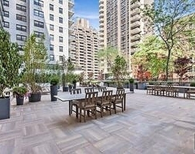 East 86th Street - Photo Thumbnail 1
