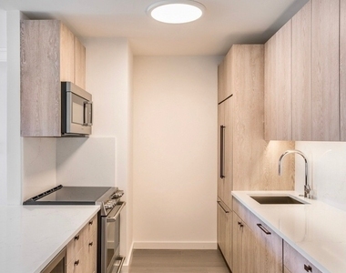 East 72nd Street - Photo Thumbnail 2