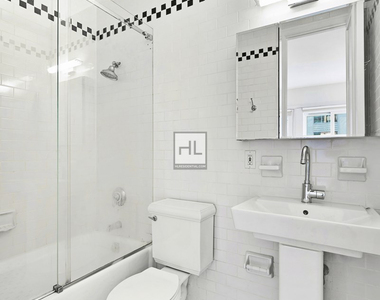 East 57 Street - Photo Thumbnail 4