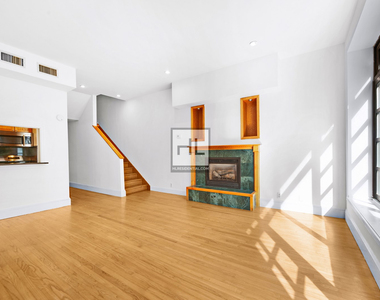 East 57 Street - Photo Thumbnail 3