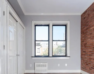 West 14 Street - Photo Thumbnail 3