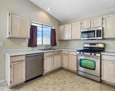 11224 W Alice Avenue - Photo Thumbnail 5