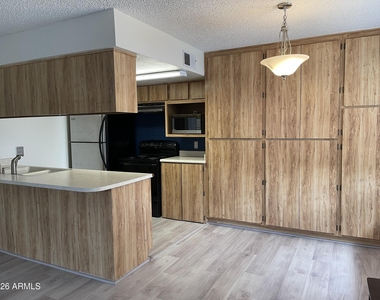 1023 N Granite Reef Road - Photo Thumbnail 2