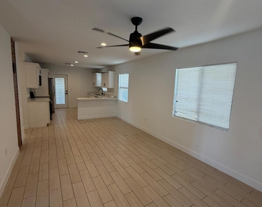 330 E Whitton Avenue - Photo Thumbnail 5