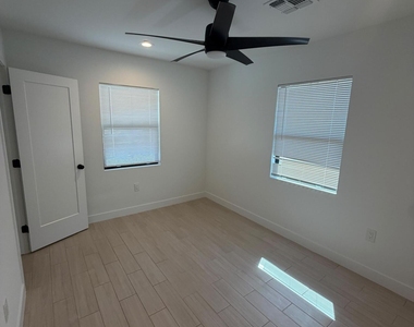 330 E Whitton Avenue - Photo Thumbnail 10