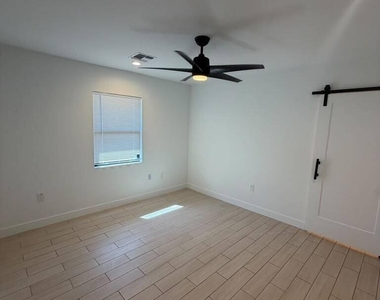 330 E Whitton Avenue - Photo Thumbnail 7