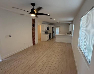330 E Whitton Avenue - Photo Thumbnail 4