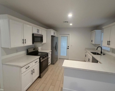330 E Whitton Avenue - Photo Thumbnail 1