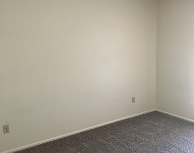 10610 S 48th Street - Photo Thumbnail 6