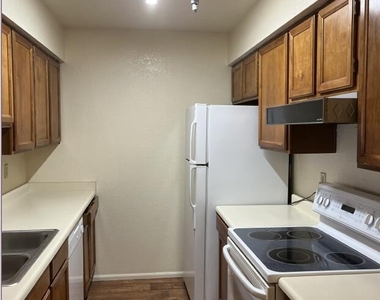 10610 S 48th Street - Photo Thumbnail 5
