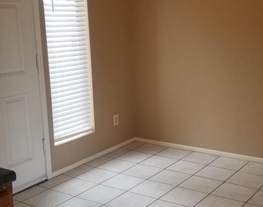 1701 E Pepper Circle - Photo Thumbnail 3
