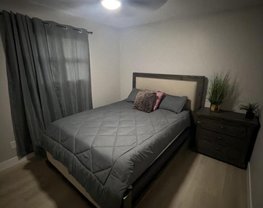 2502 N 22nd Drive - Photo Thumbnail 5