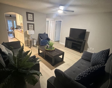 2502 N 22nd Drive - Photo Thumbnail 4