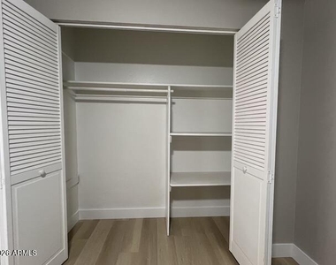 2502 N 22nd Drive - Photo Thumbnail 11