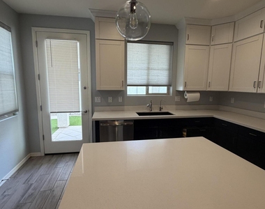 1563 W Marlin Drive - Photo Thumbnail 8