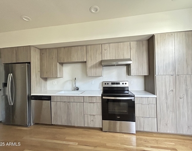 526 W Culver Street - Photo Thumbnail 6
