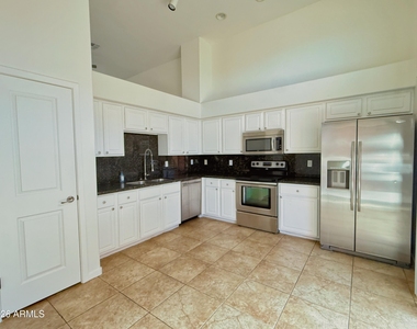330 S Farmer Avenue - Photo Thumbnail 7