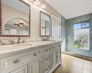 15037 N 8th Way - Photo Thumbnail 12
