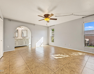 15037 N 8th Way - Photo Thumbnail 10