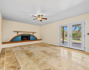 15037 N 8th Way - Photo Thumbnail 5