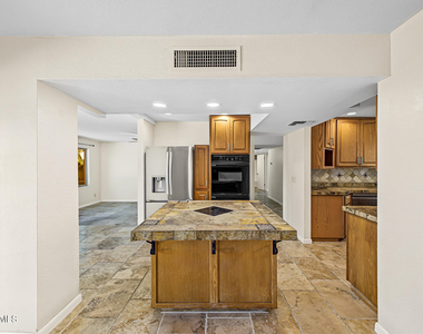 15037 N 8th Way - Photo Thumbnail 7