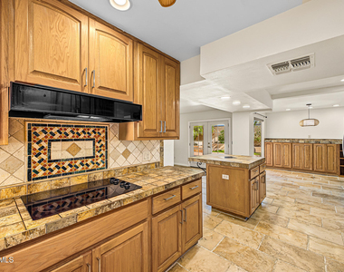 15037 N 8th Way - Photo Thumbnail 9