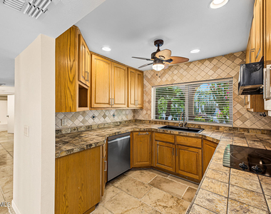 15037 N 8th Way - Photo Thumbnail 8