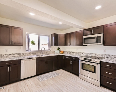 800 W Howe Street - Photo Thumbnail 20