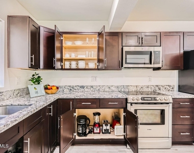 800 W Howe Street - Photo Thumbnail 21