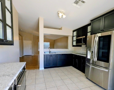 2536 E Mcarthur Drive - Photo Thumbnail 4