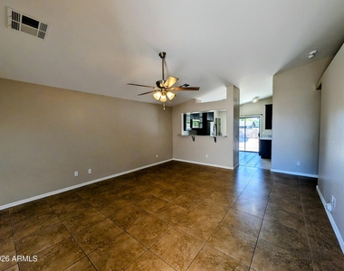 2536 E Mcarthur Drive - Photo Thumbnail 2