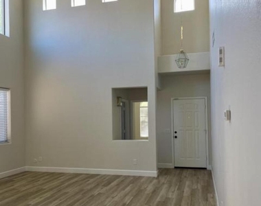722 E Saddle Way - Photo Thumbnail 2