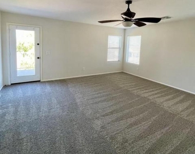 722 E Saddle Way - Photo Thumbnail 4