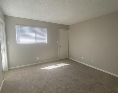 2311 E Hartford Avenue - Photo Thumbnail 8