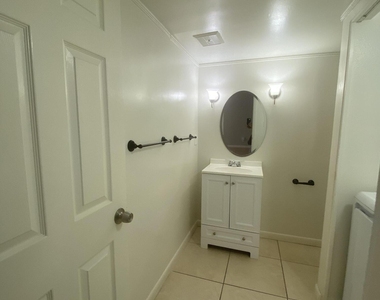 2311 E Hartford Avenue - Photo Thumbnail 7