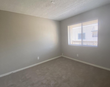 2311 E Hartford Avenue - Photo Thumbnail 11