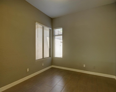 4027 E Marshall Avenue - Photo Thumbnail 10