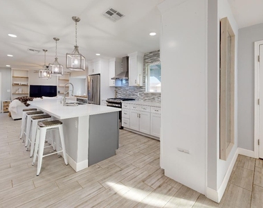 5426 S College Avenue - Photo Thumbnail 3