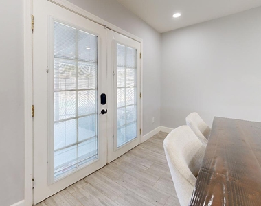 5426 S College Avenue - Photo Thumbnail 6