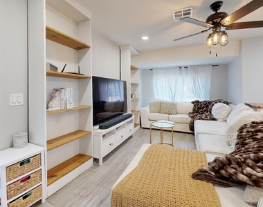 5426 S College Avenue - Photo Thumbnail 9