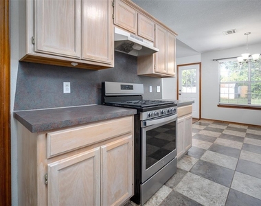 424 Crest Place - Photo Thumbnail 5