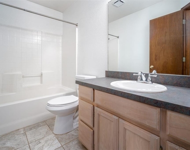 424 Crest Place - Photo Thumbnail 9