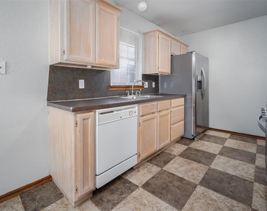 424 Crest Place - Photo Thumbnail 4