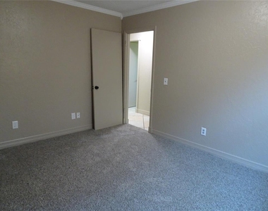 600 Oak Creek Drive - Photo Thumbnail 14