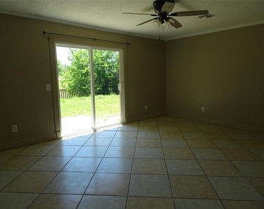 600 Oak Creek Drive - Photo Thumbnail 3