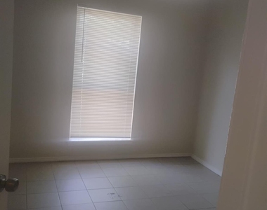 1426 Shorecrest Drive - Photo Thumbnail 5