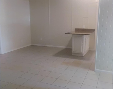 1426 Shorecrest Drive - Photo Thumbnail 2