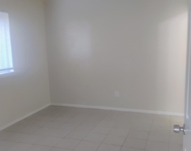 1426 Shorecrest Drive - Photo Thumbnail 4