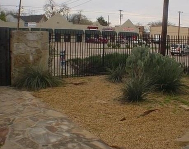 1122 N Zang Boulevard - Photo Thumbnail 8