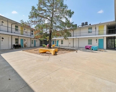 321 E 8th Street - Photo Thumbnail 3